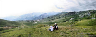 Combelouvière :panorama sur les sommets des Alpes avec personnages