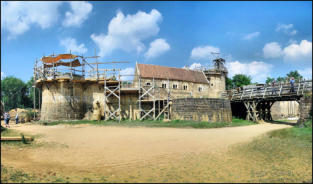 Guédelon :construction d'un château fort par des bénévoles