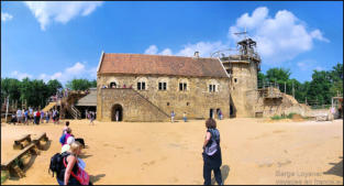 Guédelon : création d'une partie du château fort