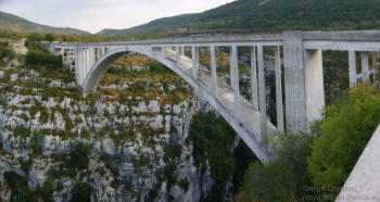 Les gorges du Verdon : franchissement de la gorge par un pont