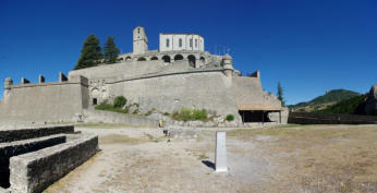 Sisteron : intérieur de la citadelle