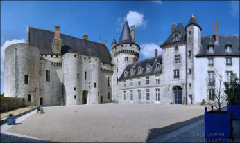 Sully sur Loire : la cour et fortification du château