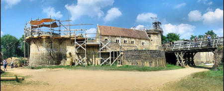 Guédelon :construction d'un château fort par des bénévoles