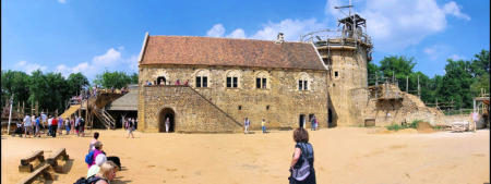 Guédelon : création d'une partie du château fort
