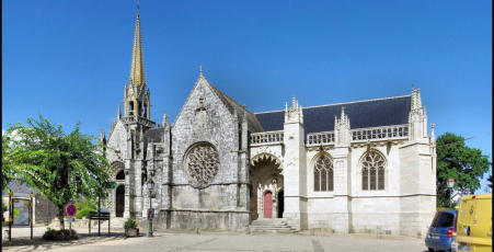 Kermascléden : parvis et église Notre Dame