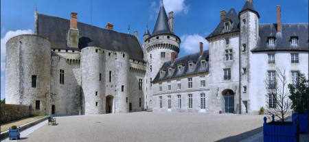 Sully sur Loire : la cour et fortification du château