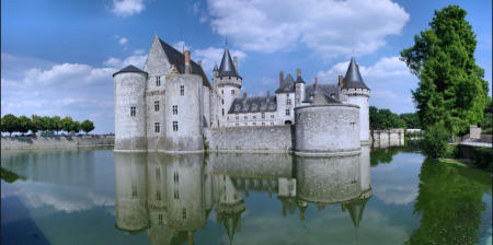 Sully sur Loire : le château et les douves remplies d'eau
