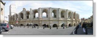 Arles :  vue extérieure des arênes 