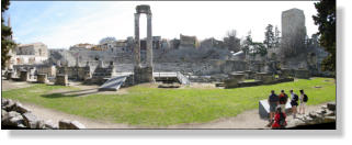 Arles : vue extérieure du théâtre antique