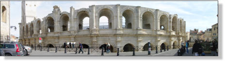 Arles :  vue extérieure des arênes 