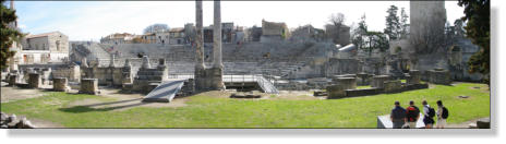 Arles : vue extérieure du théâtre antique