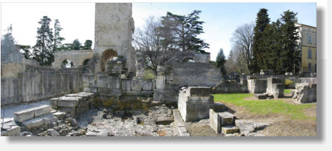 Arles :ruines extérieures du théâtre antique